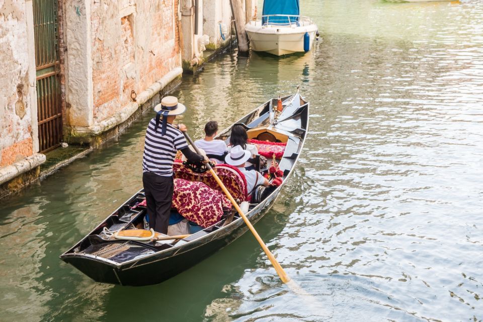 Venice: Private Gondola Cruise for up to 5 Passengers - Key things to know before you go