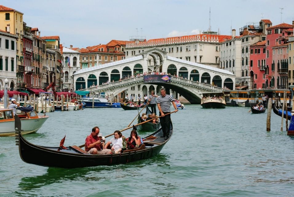 Venice: Private Gondola Cruise for up to 5 Passengers - Why this private gondola experience still hits the spot
