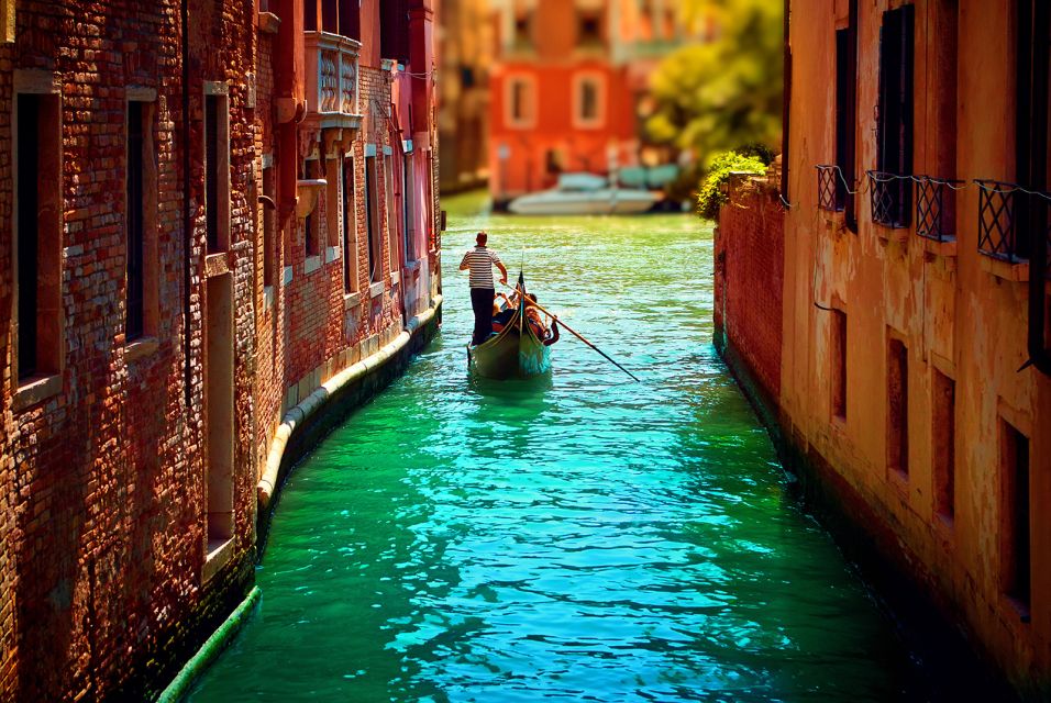 Venice: Private Gondola Cruise for up to 5 Passengers - Your gondolier: private boat time without formal narration