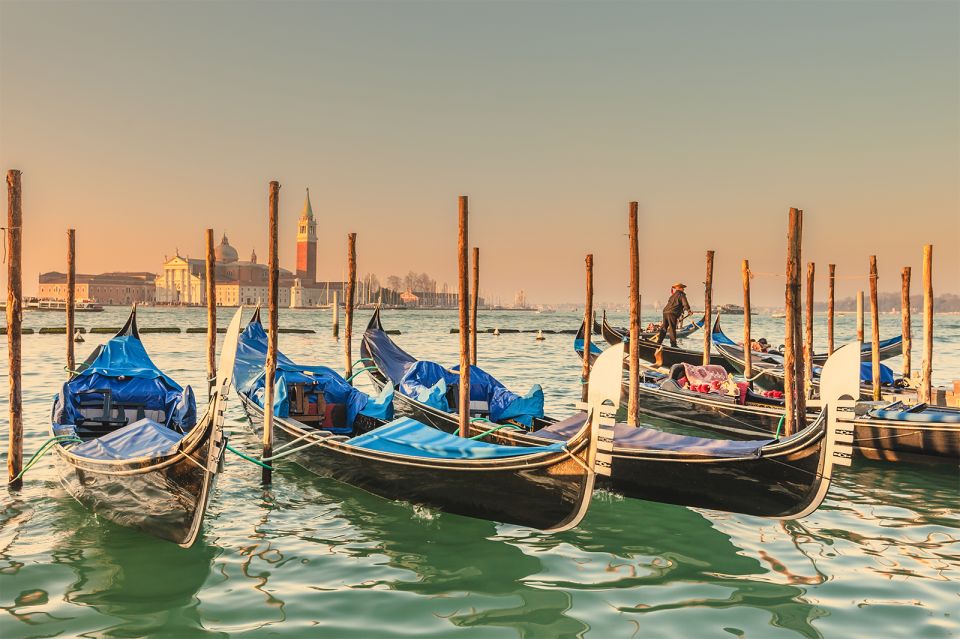 Venice: Private Gondola Cruise for up to 5 Passengers - Price and value: what $157.47 per group really means