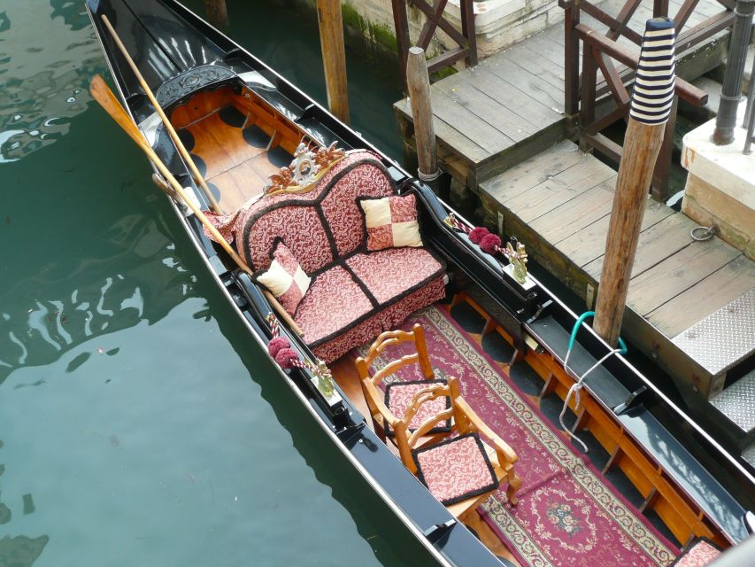 Venice: Private Gondola Tour - Gondolier interaction and pace: When conversation is minimal