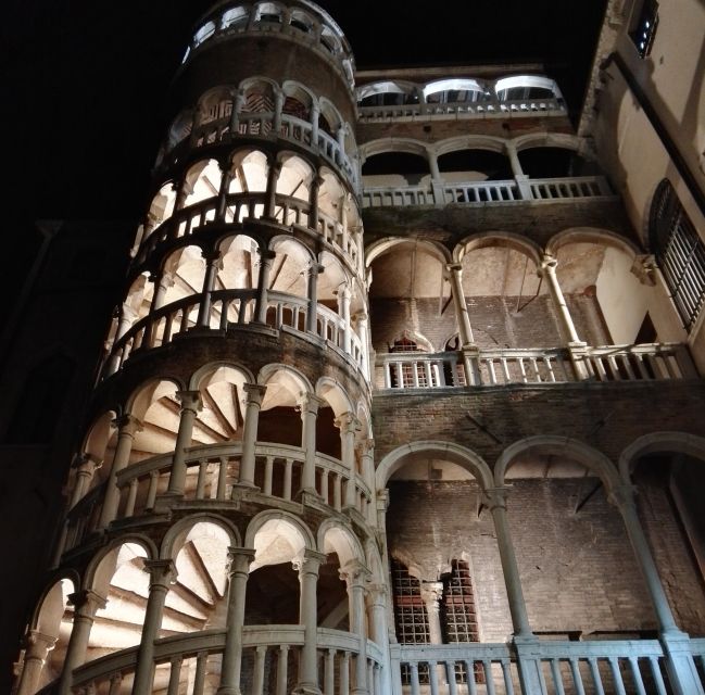 Venice: Private Murders & Mysteries Tour - Meeting under the Correr Museum arches: start point that makes sense