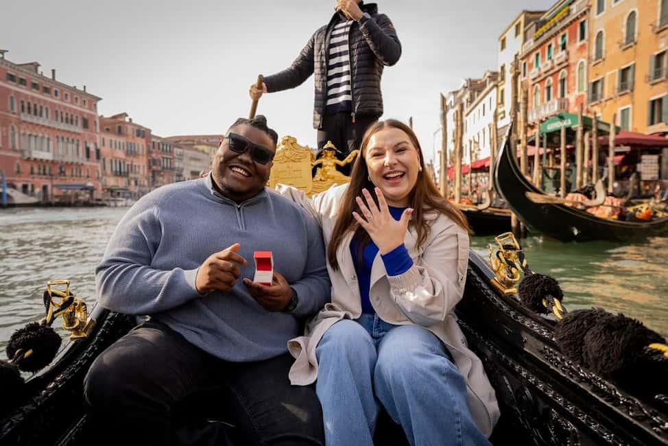 Venice: Private Photoshoot In Gondola - Key highlights at a glance