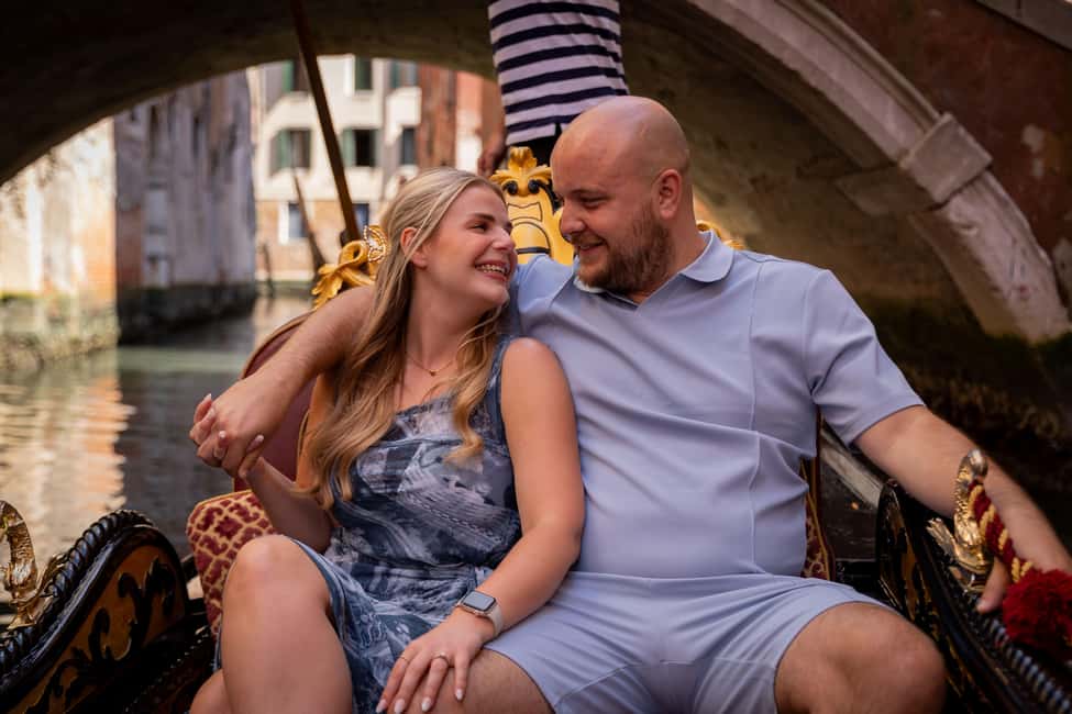 Venice: Private Photoshoot In Gondola - Meeting Silvia on Ponte dei Baretteri