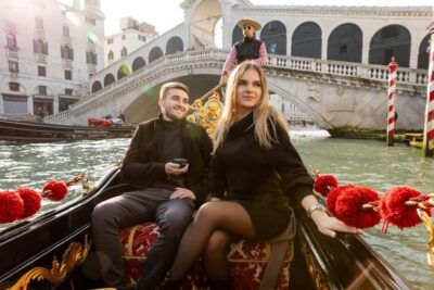 Venice: Private Photoshoot In Gondola - A 30-minute route with the Grand Canal and the quieter Venice