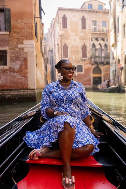 Venice: Private Photoshoot In Gondola - Getting the 15% discount through Instagram