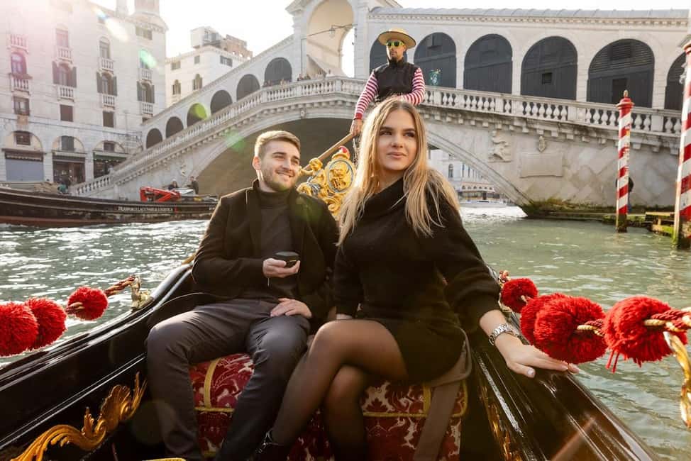 Venice: Private Photoshoot In Gondola - A 30-minute route with the Grand Canal and the quieter Venice