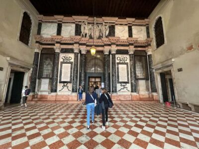 Venice: Private Tour with a Local Guide - Starting in your neighborhood: faster bearings, fewer dead ends