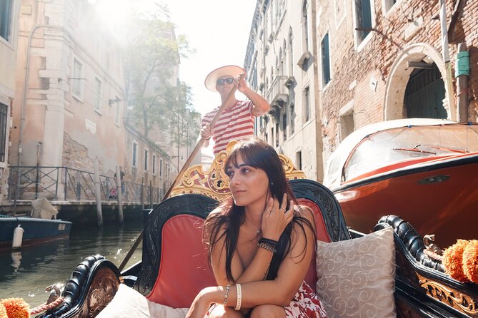 Venice Professional Photoshoot (up to 6 people included) - Duration choices: 30 minutes vs. longer sessions