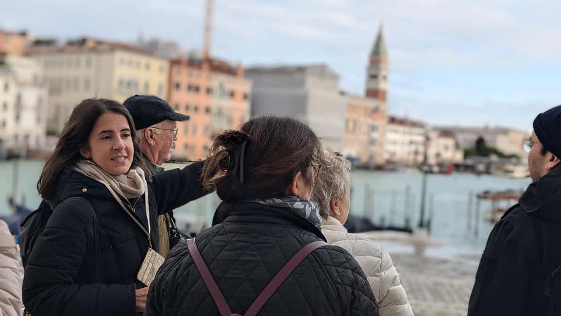 Venice: Rialto Market Street Food Tour - Cicchetti and a local bar: wine, savory bites, and quick stops