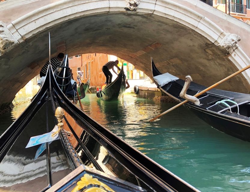 Venice: Shared Gondola Ride - Weather, rain, and small rules that matter