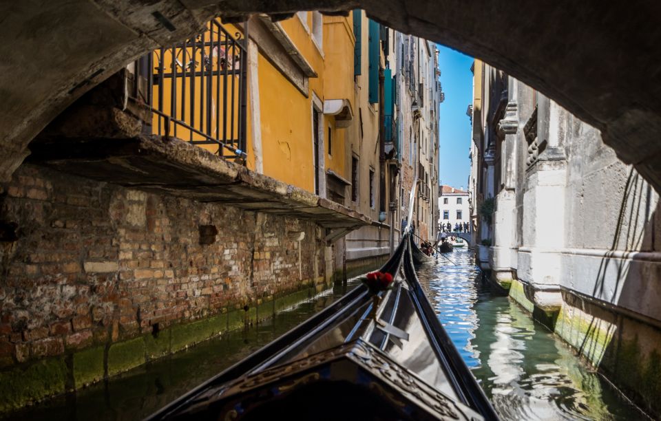 Venice: Shared Gondola Ride Across the Grand Canal - The simple magic of a shared gondola on Canal Grande