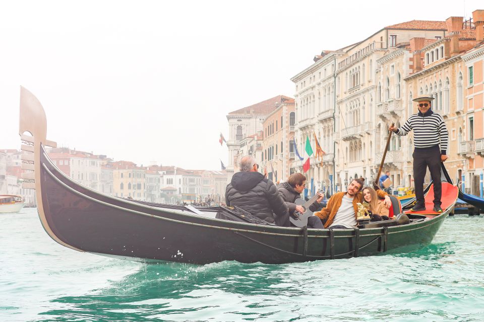 Venice: Shared Gondola Ride and Serenade - Entering the Ride: A 30-Minute Serenade in San Marco