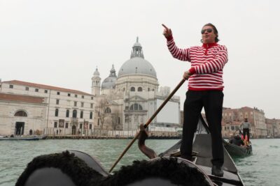 Venice: Shared Gondola Ride and Serenade - Shared Gondola Reality: Group Size, Multiple Boats, and Sound
