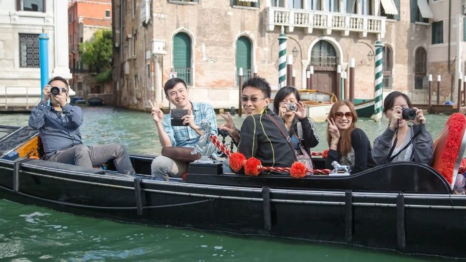 Venice: Shared Gondola Ride at Sunset - Sunset expectations: when weather changes the mood
