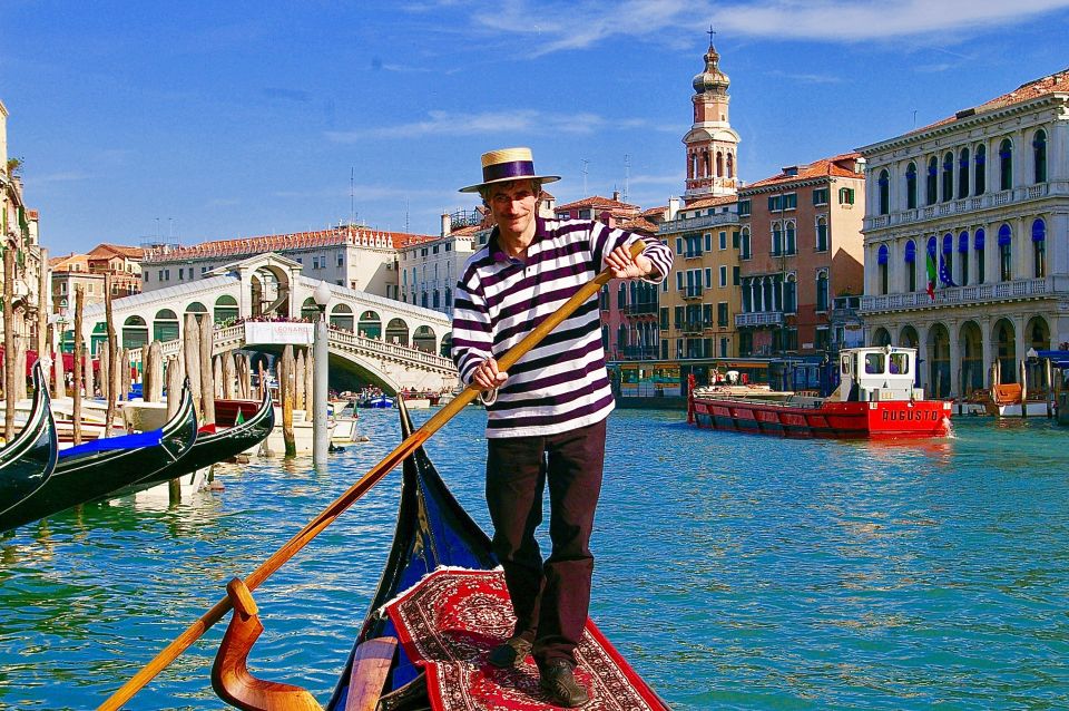Venice: Shared Gondola Ride through the Lagoon City - Seating, comfort, and how the gondolier keeps you balanced