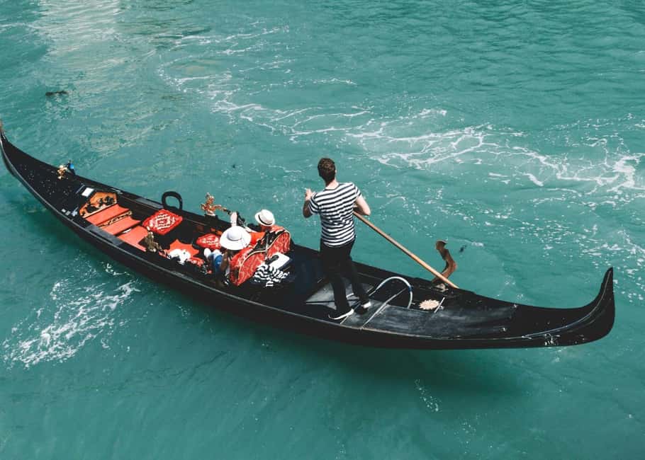Venice: Shared Gondola Through breathtaking Bridge of Sighs - Bridge of Sighs: the most famous crossing from the water