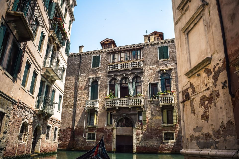 Venice: Shared Gondola Tour - Your Gondolier: Rowing, Style, and How Much You’ll Hear