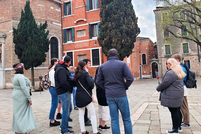 Venice Sightseeing Small Group Walking Tour with a Local Guide - Stop 3: Ponte di Rialto and the trade-city energy