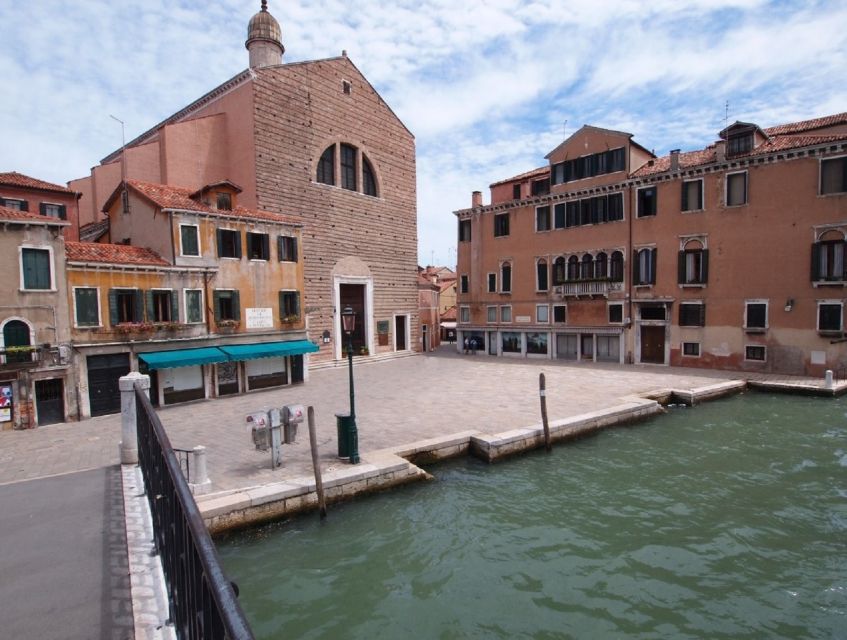 Venice: Sightseeing Tour with a Local expert - The Rialto Bridge Crossing Over the Grand Canal