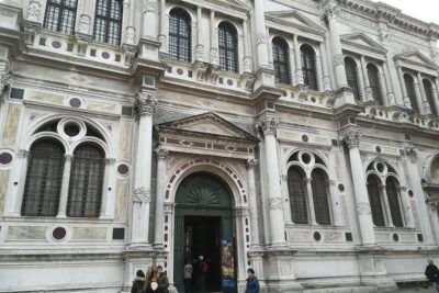 Venice Sightseeing Walking Tour with a Local Expert - From civic space to romantic canal views: the bridge over the Gran Canal