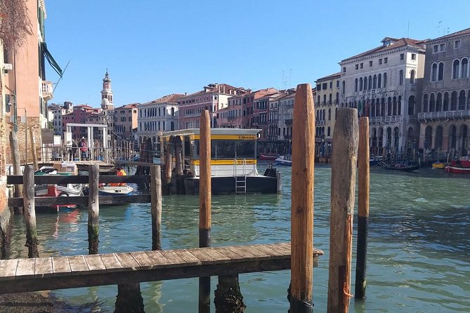 Venice Small Group Walking Tour of Most-Famous Sites &Attractions - Stop 1: Campiello dei Squelini and the First Orientation Boost (10 minutes)