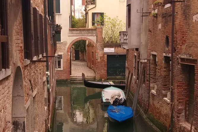 Venice Small Group Walking Tour of Most-Famous Sites &Attractions - Stop 2: Ponte di Rialto Time—Famous Views, Real Crowds (20 minutes)