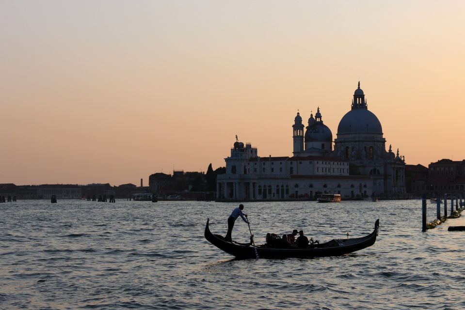 Venice: Sunset or Evening Gondola Tour - Sunset Timing: The Evening Vibe Without the Guarantee