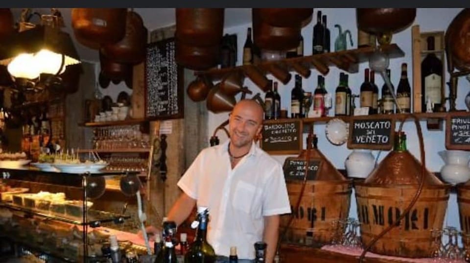 Venice: Sunset Walking Tour with Food and Wine Tastings - How the Food Works: Cicchetti, Pasta, Seafood, and Pastries