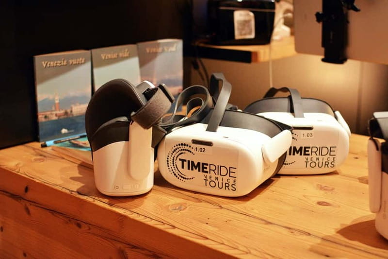 Venice: The Gondola Gallery 3D Experience - Crowd reality in a small space