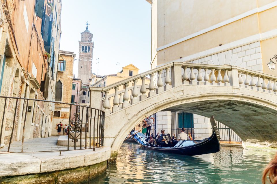 Venice: Traditional Shared Gondola Ride - Gondoliers: Navigation First, Singing and Chatting Optional