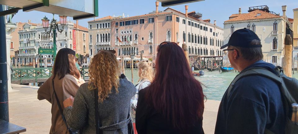 Venice: Walking Guided Tour of the City Must-See Sites - Entering Venice From a Real Starting Point: Campiello dei Squelini