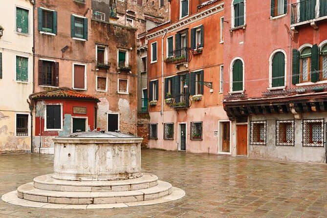 Venice Walking Tour with Gondola Ride Experience - The gondola ride build-up: why the walk before the boats matters