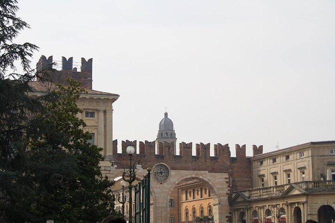 Verona City Sightseeing Walking Tour of Must-See Sites with Local Guide - English guide, professional delivery: what to expect from narration