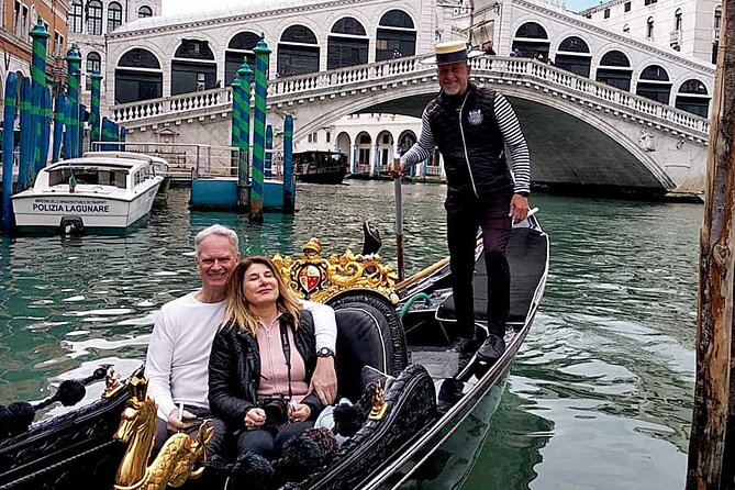 Walking Tour and Enchanting Gondola Journey in Venice - Stop 3: Rialto Bridge—panoramas with a guide’s timing