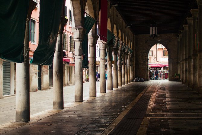 Welcome to Venice Group Tour St. Mark's Basilica & Gondola Ride - Libreria Acqua alta: Cats, Canal Views, and a Quick Explore Window